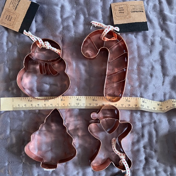 NWT Set of 4 Winter Cookie Cutters - Picture 2 of 3